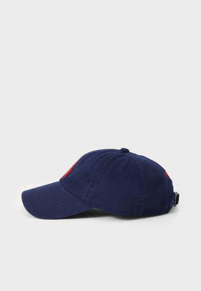 Cappellino da baseball blu navy in cotone, con visiera curvata, cinturino regolabile e accento rosso sul pannello anteriore.