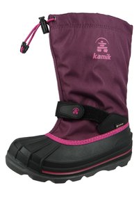 Fioletowe wodoodporne buty z teksturowanej tkaniny, czarną gumową podeszwą, zapięciem na rzep i różowymi akcentami. Zawiera logo Kamik.