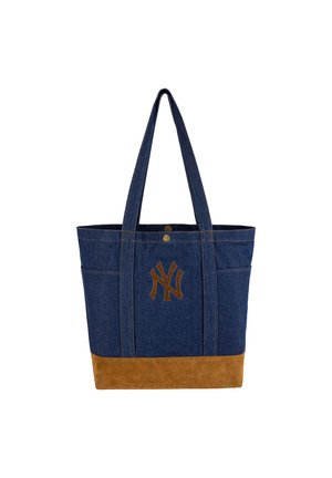 Bolso tote de mezclilla con fondo de ante marrón, correas largas, cierre a presión y logo bordado de los New York Yankees en marrón en el frente.