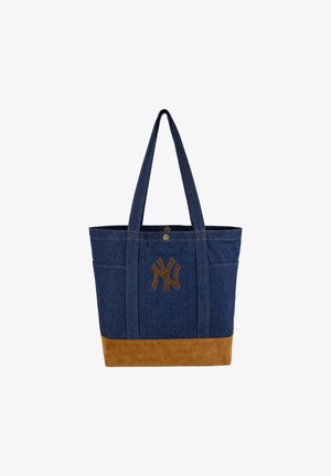Bolso tote de mezclilla con fondo de ante marrón, correas largas, cierre a presión y logo bordado de los New York Yankees en marrón en el frente.
