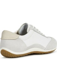 Sneaker bianco in pelle con dettagli in suede grigi, forma arrotondata, suola testurizzata e design del tallone ondulato. Presenta lacci e collo imbottito.