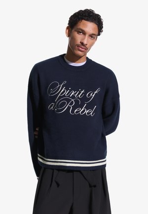 Bershka EMBROIDERED  SWEATER - Stickad tröja - royal blue