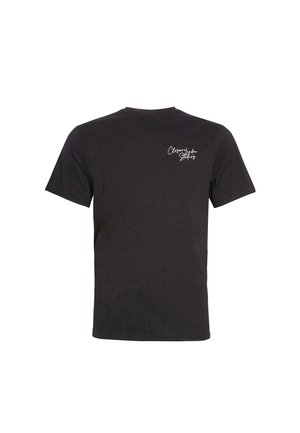 T-shirt in cotone nero con scollatura rotonda e maniche corte. Presenta un design di testo stampato bianco sul lato superiore sinistro.