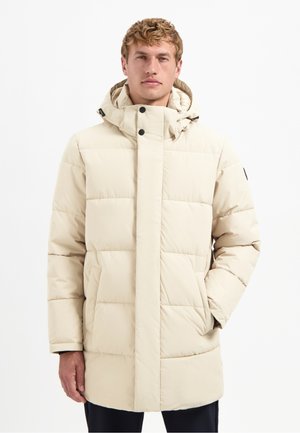 Beige gewatteerde jas met een capuchon. Licht glanzende textuur, boxy vorm, gestikte panelen en een knoopsluiting aan de voorkant. Zakken aan de zijkanten zijn zichtbaar.
