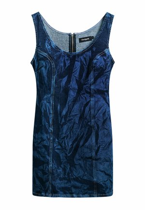 Jeanskleid in Dunkelblau mit knitteriger Textur. Verfügt über einen runden Halsausschnitt, ärmelloses Design und einen Reißverschluss auf der Rückseite. Sichtbare Nahtdetails.