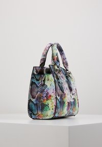 Kolorowa torebka z teksturą węża, o żywych kolorach i przezroczystych akcentach łańcuszka. Strukturalny design, małe uchwyty.