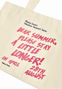 Sac en coton de couleur crème, avec du texte rose vif : "CHÈRE ÉTÉ, S'IL TE PLAÎT RESTE ENCORE UN PEU !" avec du texte supplémentaire pour des demandes concernant la météo.
