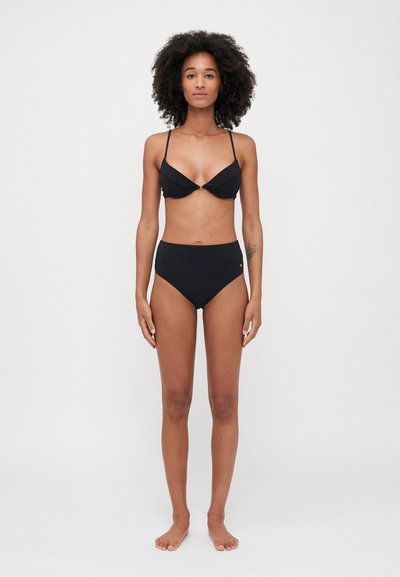 Set de bikini negru, compus dintr-un bralet triunghiular cu bretele delicate și slip cu talie înaltă. Material neted, design minimalist.