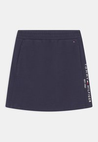 Marineblaue Freizeitrock mit elastischem Bund, Seitentaschen und vertikalem "Tommy Hilfiger EST. 1985"-Logo auf der rechten Seite.