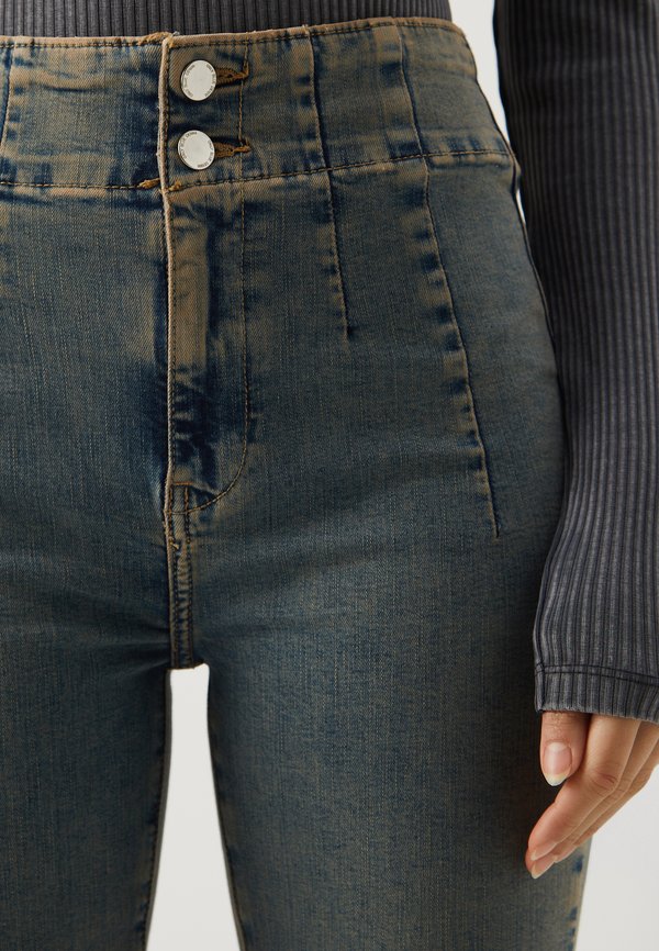 ONLHUSH CORSAGE - Flared Jeans4