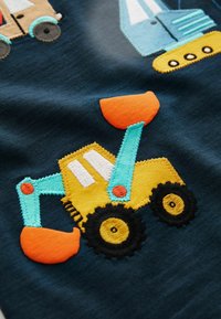 Next APPLIQUÉ TRANSPORT SHORT SLEEVE - REGULAR FIT - Trükipildiga T-särk - navy red