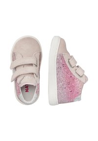 Zapatos de ante rosa claro con acentos metálicos en plata. Presentan dos correas de velcro y un degradado de purpurina que va del rosa al púrpura en el lateral.