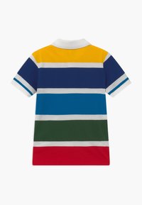 Camiseta tipo polo de manga corta, con rayas horizontales en amarillo, azul, verde y rojo. Fabricada en algodón con cuello clásico.