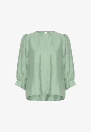 Lichtgroene blouse met een textuurafwerking, ronde halslijn en driekwart pofmouwen. De achterkant heeft een sleutelgatopening met een knoop.