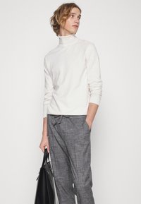 Selected Homme SLHBERG ROLL NECK NOOS - Camisola - egret melange
