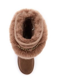 Smešane smeđe suede čizme s pahuljastim krznom oko vrata. Imaju lančanu dekoraciju oko gležnja i mekani unutrašnji dio.