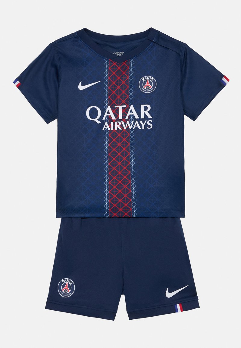 Temno modra nogometna majica in kratke hlače s rdečim geometrijskim vzorcem, belim logotipom "Qatar Airways" in Nike žigom. Vključuje podrobnost z francosko zastavo.