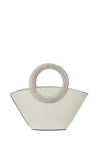 Creme kunstlæder håndtaske med geometrisk form, der har et blændende rundt håndtag og kontrasterende sort trim.