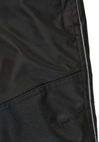 Schwarzer Stoff mit glatter Textur, versehen mit einer Tasche mit Mesh-Detail und einem seitlichen Streifen aus reflektierendem Material für bessere Sichtbarkeit.