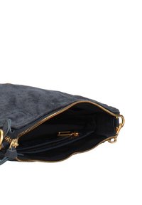 Borsa a clutch in suede di un blu scuro con hardware in ottone dorato. Presenta un interno foderato con scomparti e una superficie testurizzata.