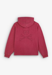 Haut à capuche rouge avec cordon de serrage, arborant un design de crâne et de os croisés brodé dans le dos. Tissu doux avec une coupe décontractée.