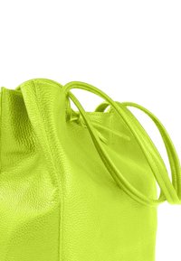 Neon groene leren tas met trekkoord, een gestructureerde afwerking en lange, gladde riemen. Heeft een samengeknepen bovenkant en een minimalistisch design.
