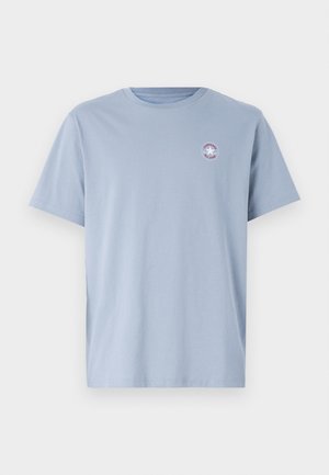 Lyseblå bomull T-skjorte med rund hals, korte ermer og en liten, rund logo på venstre bryst med et stjernesymbol.