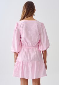 TUSSAH JANET - Denné šaty - pale pink
