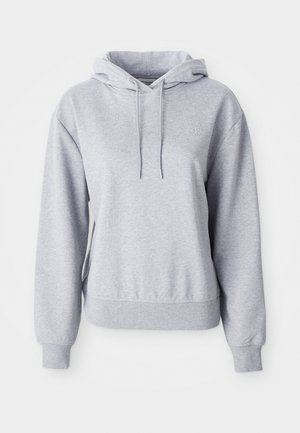 Siva kapuca iz mehkega bombažnega materiala s kenguru žepom, vrvico za zategovanje na kapuci, rebrastimi manšetami in robom ter diskretnim logotipom.