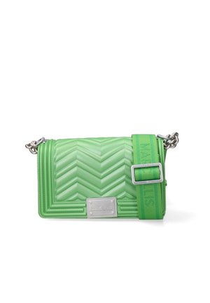 Sac bandoulière matelassé vert avec large bandoulière réglable et quincaillerie argentée, doté d'une plaque de marque en métal à l'avant.
