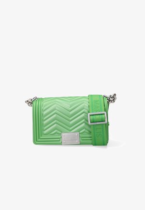 Sac bandoulière matelassé vert avec large bandoulière réglable et quincaillerie argentée, doté d'une plaque de marque en métal à l'avant.