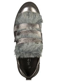 Metallisch silberner Sneaker mit drei grauen Kunstfellriemen, einer runden Zehenpartie und einer strukturierten Oberfläche mit einem schwarzen Innenfutter. Größe 37.