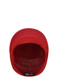 Cappello rosso con un design liscio e strutturato. Presenta un interno in rete per la ventilazione e una corona arrotondata con visiera bordata.