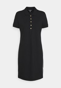 Svart polo klänning i bomull, med knappslå med guldfärgade knappar, korta ärmar och vita ränder på sidorna.