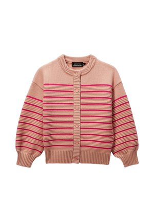 Gilet rose clair avec des rayures horizontales en rose foncé et crème. Manches et ourlet côtelés, avec six boutons à l'avant.