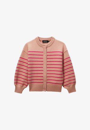 Gilet rose clair avec des rayures horizontales en rose foncé et crème. Manches et ourlet côtelés, avec six boutons à l'avant.