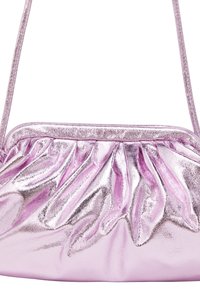 Metallic pink håndtaske med en samlet design, der har en glat tekstur og en enkelt rem til skulder- eller crossbody-bæring.