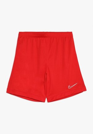 Röda sportshorts med elastisk midja och vitt Nike-logotyp på nedre högra benet, visade mot en vit bakgrund.