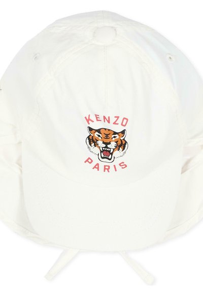 Casquette de baseball blanche avec un graphisme de tigre rugissant et le texte « KENZO PARIS » en rouge sur le panneau avant.