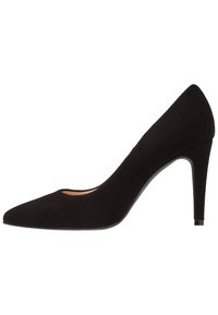 Zapato de tacón alto de ante negro con punta afilada y un diseño elegante. Presenta un corte sutil en el empeine y un tacón delgado y cónico.