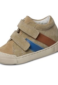 Scarpa high-top in suede tan con due strap in Velcro, strisce orizzontali marroni e blu, e fodera bianca. Suola in gomma con pattern testurizzato.