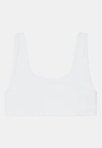 Λευκό άνετο σουτιέν σπορ, με φαρδιές τιράντες και στρογγυλή λαιμόκοψη, τοποθετημένο επίπεδα σε λευκό φόντο.