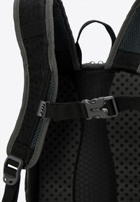 Bretelles de sac à dos noires avec rembourrage texturé, boucle ajustable et détails en maille pour la respirabilité. Dispose d'une boucle pour accrocher.