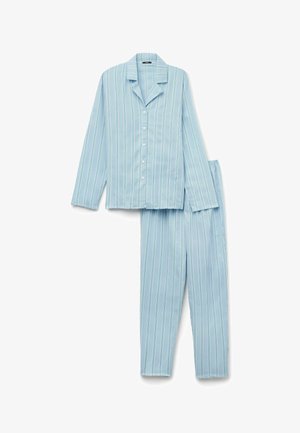 Hellblaues langärmeliges Pyjamahemd mit Knöpfen und passende Hose mit dünnen weißen und grünen vertikalen Streifen.