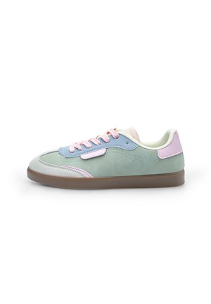 Sneaker multicolore con un design verde menta, azzurro chiaro e rosa pallido. Materiale in morbido suede, punta rotonda e suola in gomma con motivo.