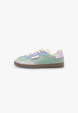 Zapatilla multicolor con un diseño en verde menta, azul claro y rosa pálido. Material suave de ante, punta redonda y suela de goma con patrón.
