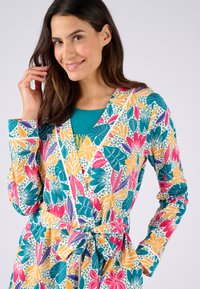 Robe con motivo floreale in tonalità turchese, rosa, giallo e verde. Realizzata in tessuto morbido con cintura da annodare e maniche lunghe.