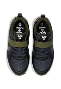 Blå och svarta idrottsskor med ett grönt band. Har en texturerad mesh-överdel, vadderad krage och gummisula. Lättviktig design.