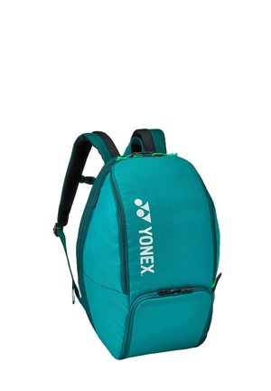 Sac à dos de sport Yonex bleu sarcelle avec bretelles rembourrées, poche avant zippée et logo imprimé verticalement sur le compartiment principal.