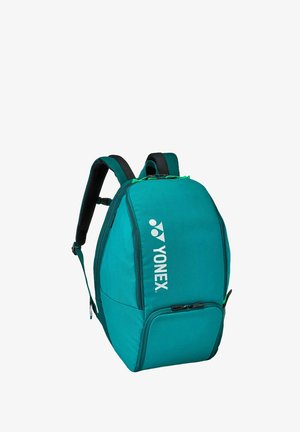 Turkooise Yonex sportrugzak met gewatteerde schouderbanden, voorvak met rits en logo verticaal gedrukt op het hoofdcompartiment.